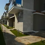 纳迪亚灯塔公寓式酒店 *