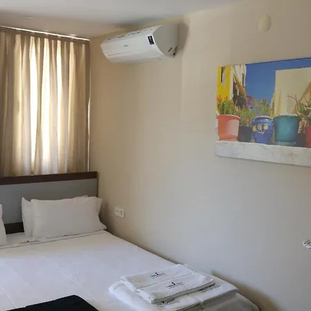 Lighthouse Nadia Aparts